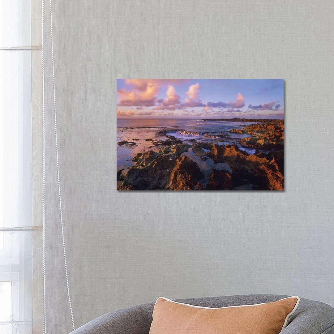 Dusk At Shark's Cove, Oahu, Hawaii von Tim Fitzharris - Galerie-verpackte Leinwand Giclée auf Leinwand