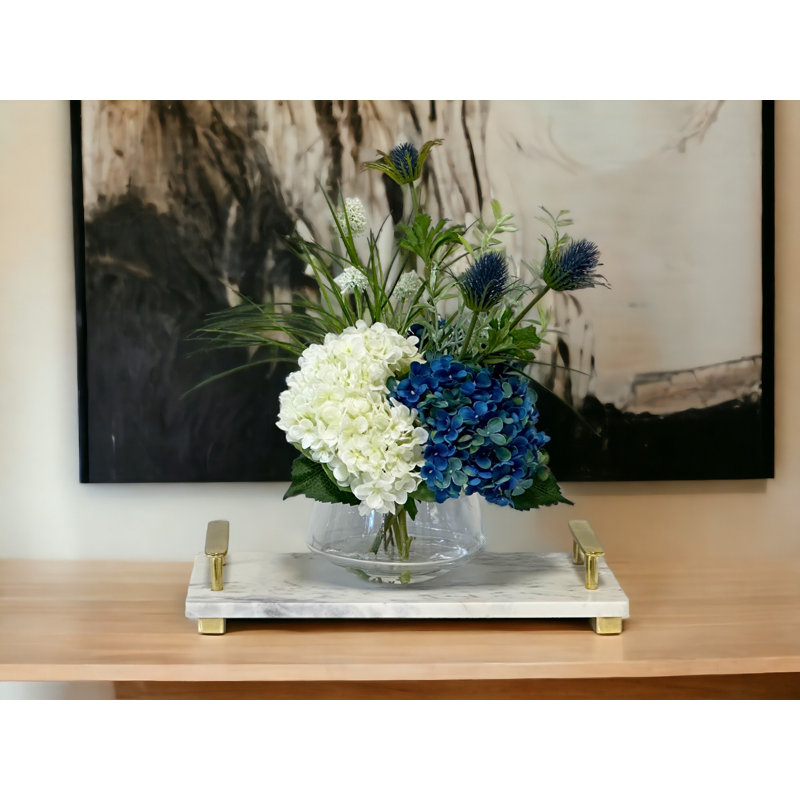 Hortensia et chardon Holland dans un vase en verre