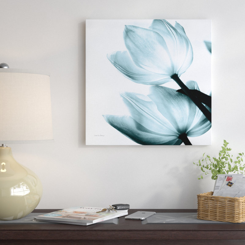 «Tulipes translucides II en turquoise» par Debra Van Swearingen - impression sur toile tendue, H 37 po x l 37 po x P 1,5 po