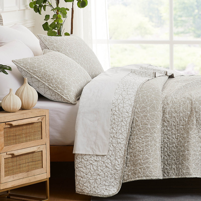 Ensemble de literie Southshore Fine Linens à motif géométrique taupe et blanc, en microfibre doublement brossée, avec poches de 35,5 cm de profondeur, comprenant 1 drap plat, 1 drap-housse et 2 taies d'oreiller King, format California King
