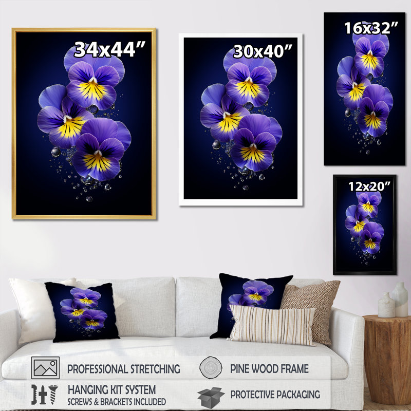 Pensées mauves illuminées au clair de lune I, Cadre flottant doré, H 40 po x l 30 po x P 1,5 po