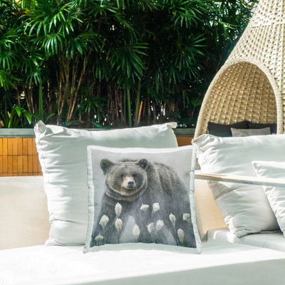 Coussin d'extérieur Wild Bear Nature Meadow par James Corwin