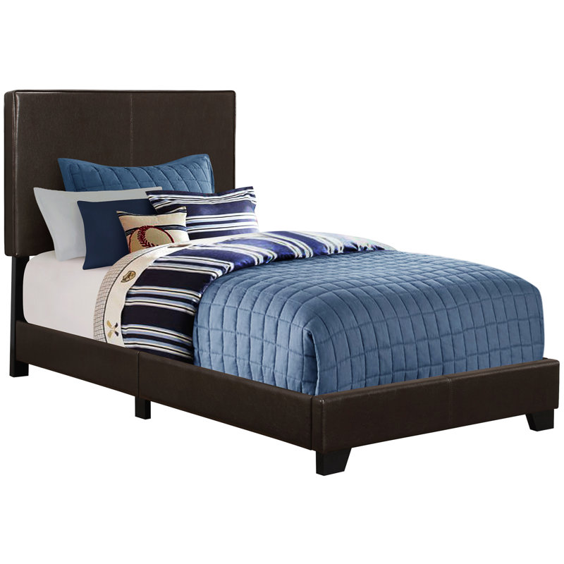 Lit simple avec revêtement en similicuir brun et structure revêtue pour une ambiance chaleureuse et accueillante