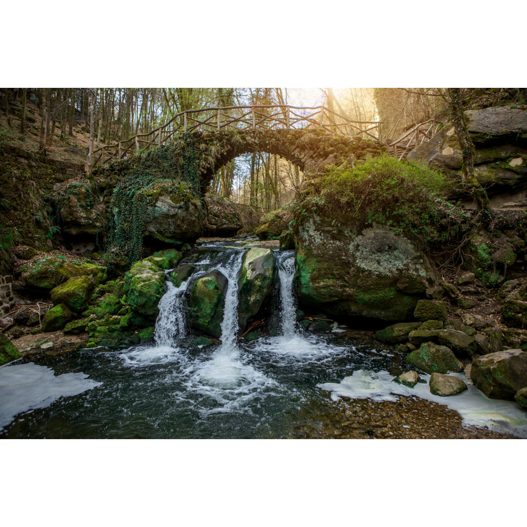 Schöner Wasserfall auf dem Lande von Lorado - Kunstdrucke auf Leinwand ohne Rahmen