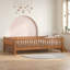 Lit plateforme simple en bois avec garde-corps-129032329