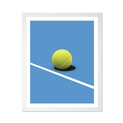 Balle de tennis sur court bleu
