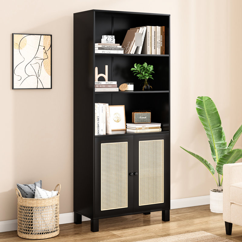 Bibliothèque à 5 niveaux avec portes en noir, grand rangement pour les livres et les collections personnelles, grandes portes en bois, décor de plantes noires