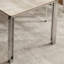 Table et chaises de salle à manger avec pierres de grotte-102437646