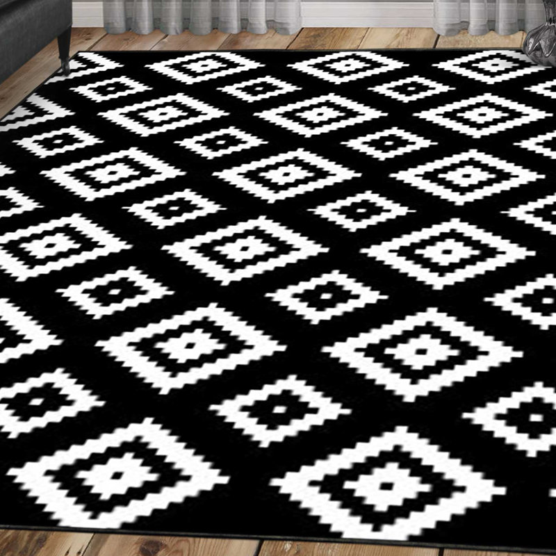 Tapis noir à motif géométrique Nina, Rectangle 5 pi 3 po x 7 pi 7 po