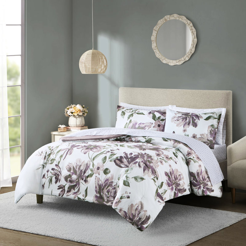 Lit simple dans un sac avec édredon mauve à motif floral et draps modernes Taupe, Mauve