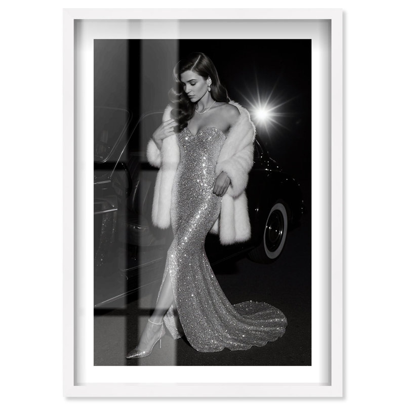 Décoration murale rouge «Red Carpet Ready I Shadowbox Print» par Notoriart, cadre blanc, 30 x 45, H 46 po x l 31 po