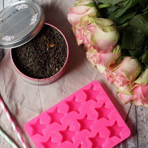 Eiswürfel, Tee und Rosen