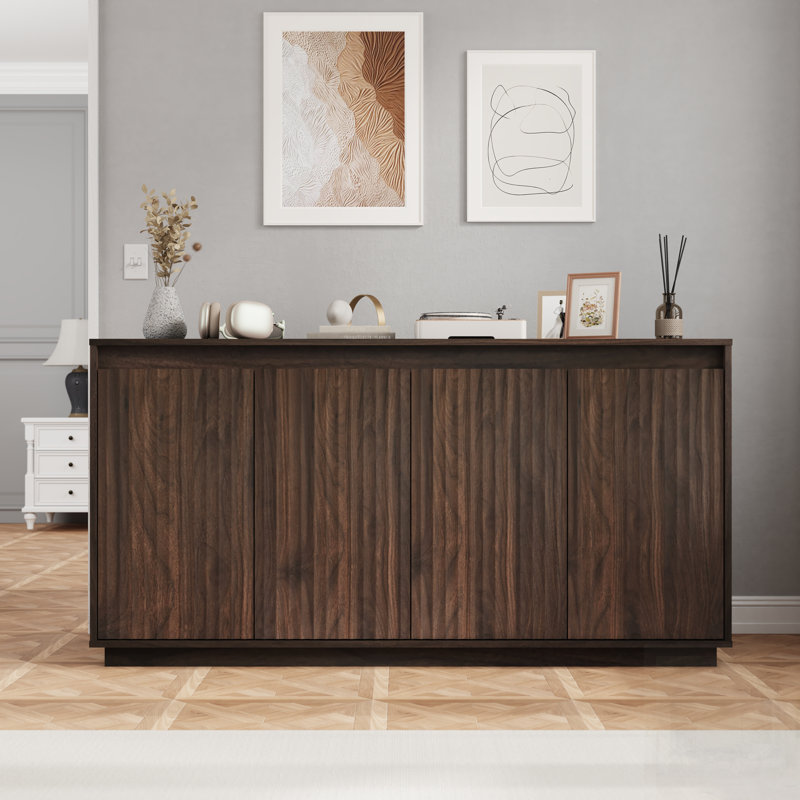 Buffet 4 portes en bois de noyer avec prise de courant, texture ondulée, conception sans poignée pour le rangement de la cuisine et de la salle à manger modernes