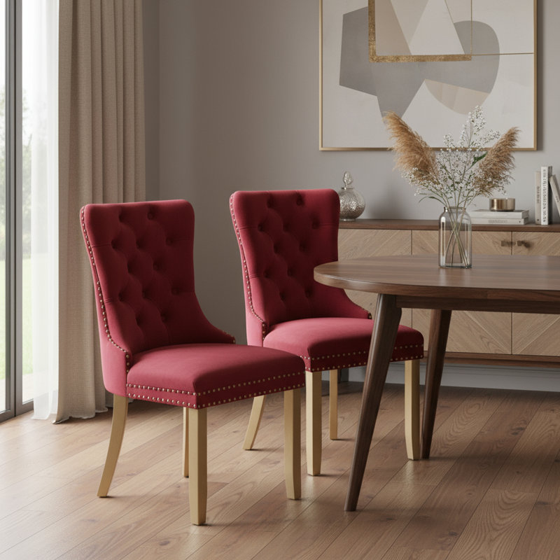 Ensemble de deux chaises d'appoint en velours capitonné rouge et or et bois massif