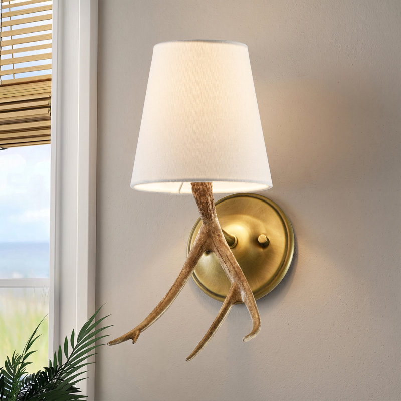 Applique murale rustique en faux bois à 1 lumière à intensité variable avec abat-jour en tissu blanc, applique murale en laiton pour chambre à coucher et couloir
