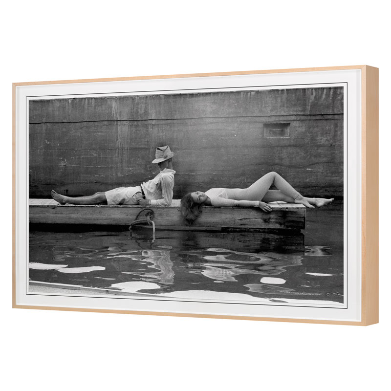 «Lounging Couple» par Grand archives, Cadre érable, H 42 po x l 61 po