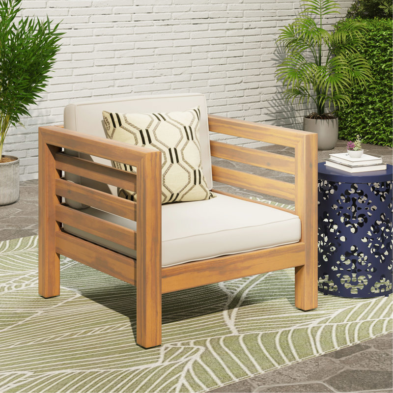 Fauteuil club beige - et imperméable avec fauteuil en bois: structure de coussins de style Mid-Century