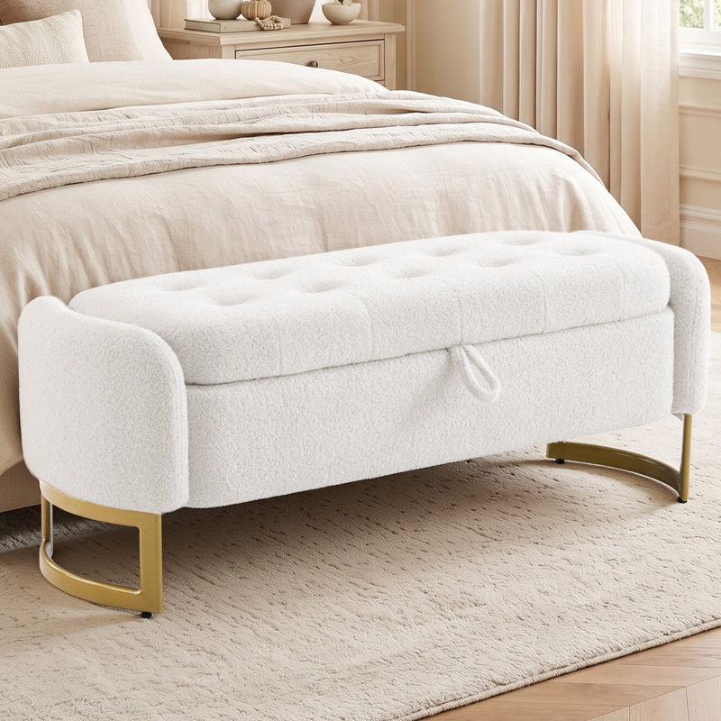 Banc de rangement capitonné Teddy avec pieds en fer courbés, structure en bois massif et plateau relevable à languette.