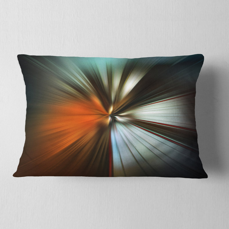 Coussin brun avec imprimé abstrait
