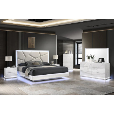Lechlade King Bedroom Set In White With Led Lighting (4‑piece)