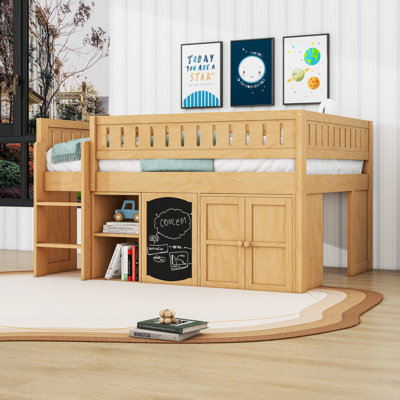 Lit mezzanine en bois avec panneau noir, tablettes, armoire et échelle