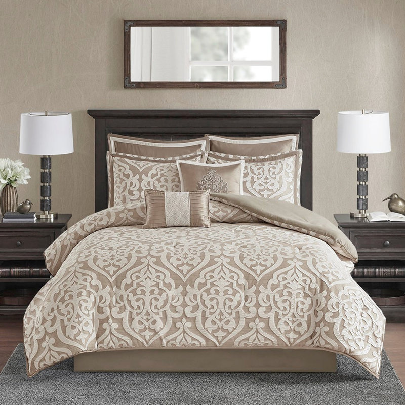Édredon 8 pièces pour très grand lit. Brun clair / couleur. Classique. Revers uni. Coussins décoratifs. Rembourrage. Utilisation toutes saisons. Literie lavable en brun clair. Tissage élégant. . Jupe de lit brodée. Année confort. Machine