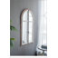Miroir mural arqué en bois au fini blanc usé, parfait pour rehausser l'esthétique des décors rétro et modernes