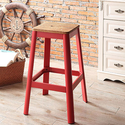 Tabouret de bar rustique au design avec des pieds rouges et naturels