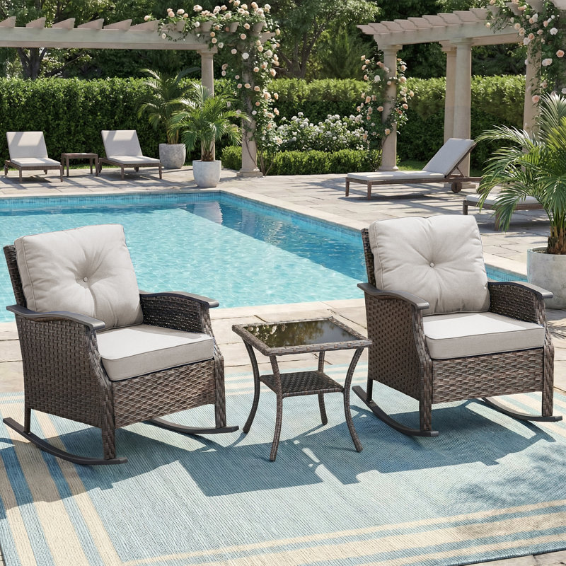 Ensemble de 3 chaises berçantes d'extérieur incurvées en rotin avec table d'appoint, Beige