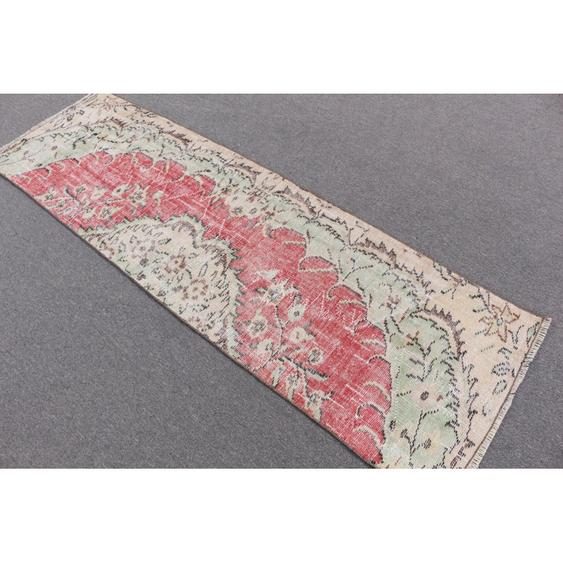 Faites l'expérience du confort avec ce tapis turc rouge bohémien parfait pour la chambre à coucher ou la chambre de bébé