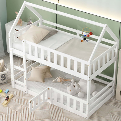 Structure de lit en bois robuste avec clôture, porte et conception de maison imaginative pour la sécurité et le plaisir des enfants