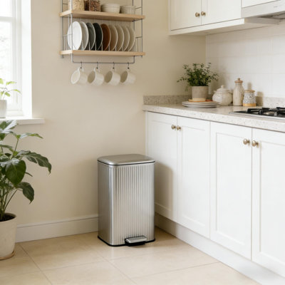 Poubelle en acier inoxydable avec couvercle à fermeture en douceur et seau intérieur amovible pour le salon, la cuisine et la salle de bain