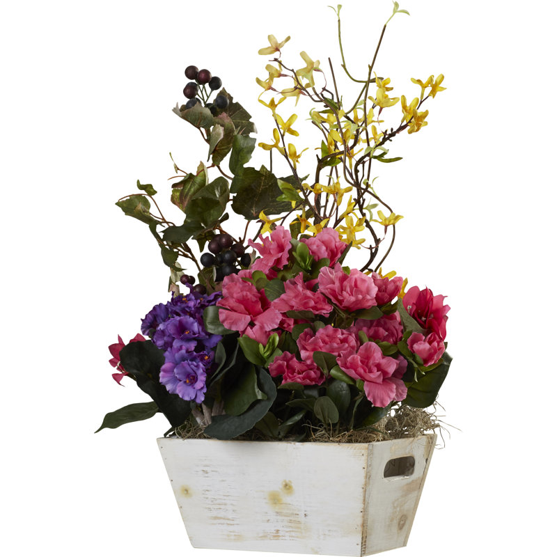 Arrangement floral mélangé dans un pot de fleurs