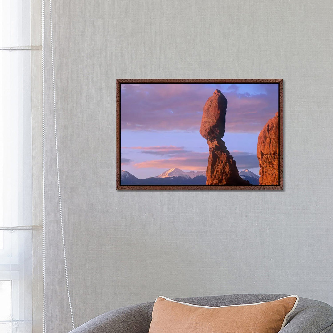 La Sal Mountains und Balanced Rock, Arches National Park, Utah von Tim Fitzharris - Galerie-verpackte Leinwand Giclée au...