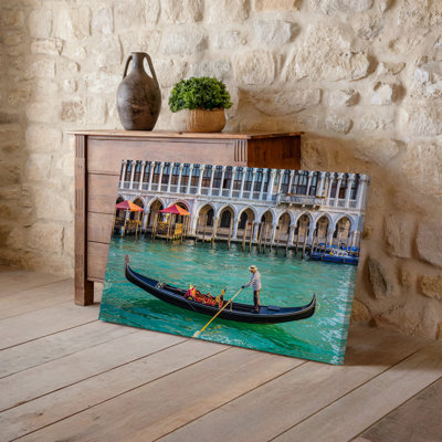 Toile Une scène vénitienne sereine mettant en vedette une gondole glissant à travers un art mural en eau turquoise transparente avec un gondolier