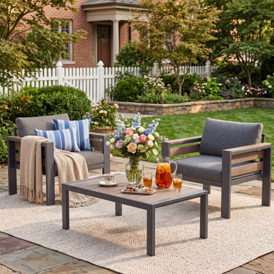 Ensemble de chaises d'extérieur 3 pièces avec table basse, 2 fauteuils simples, accoudoirs WPC à grain de bois, coussins épais, ensemble de patio avec cadre en aluminium, gris foncé