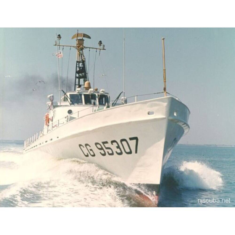 Maquette de navire USCGC Cape Strait (WB-95308), H 10 po x l 30 po x P 5 po