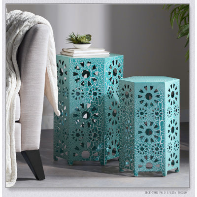 Ensemble de tables d'appoint élégantes pour l'extérieur avec un design durable et de multiples surfaces pour une fonctionnalité et un attrait esthétiques améliorés