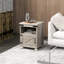 Petite table d'appoint grise. Table de bout avec rangement. Tablette ouverte et armoire spacieuse. Pieds modernes en bois. Polyvalent. H 17,7 po x P 15,4 po. P 23,6 po. Peut contenir 110 livres de rangement gris. Style Living