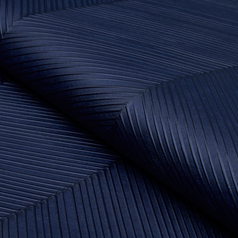 Papier peint à motif de chevrons, Bleu minuit