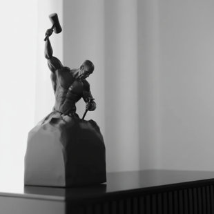 Statue de personnage autodidacte
