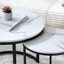 Ensemble de 2 tables basses gigognes blanches avec plateau aspect marbre, structure en métal noir, style industriel moderne pour le salon
