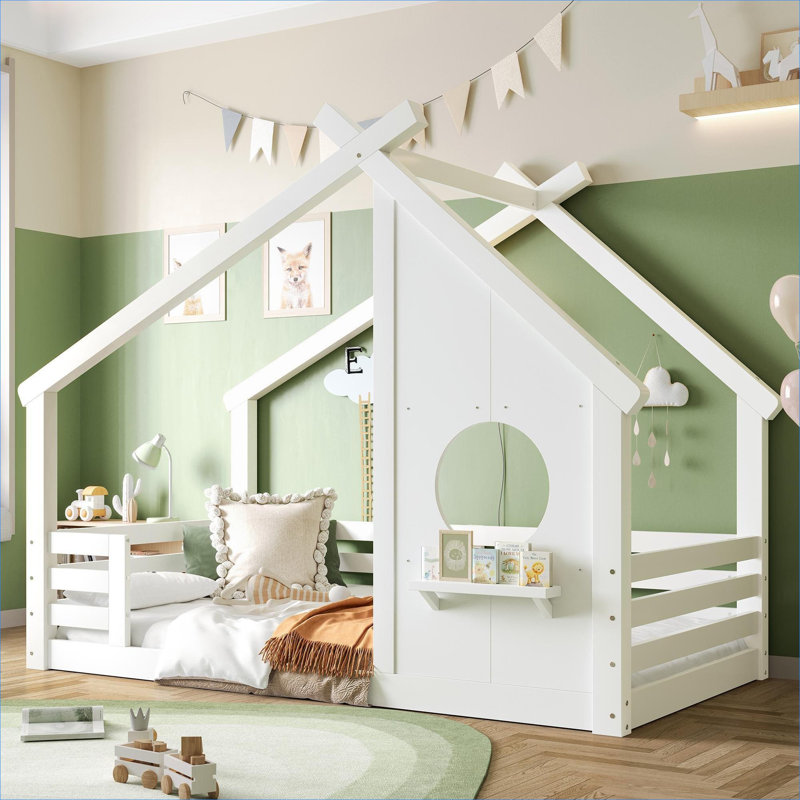 Lit plateforme simple en forme de maison avec fenêtre décorative et petite tablette intégrée, construction solide, finition blanche