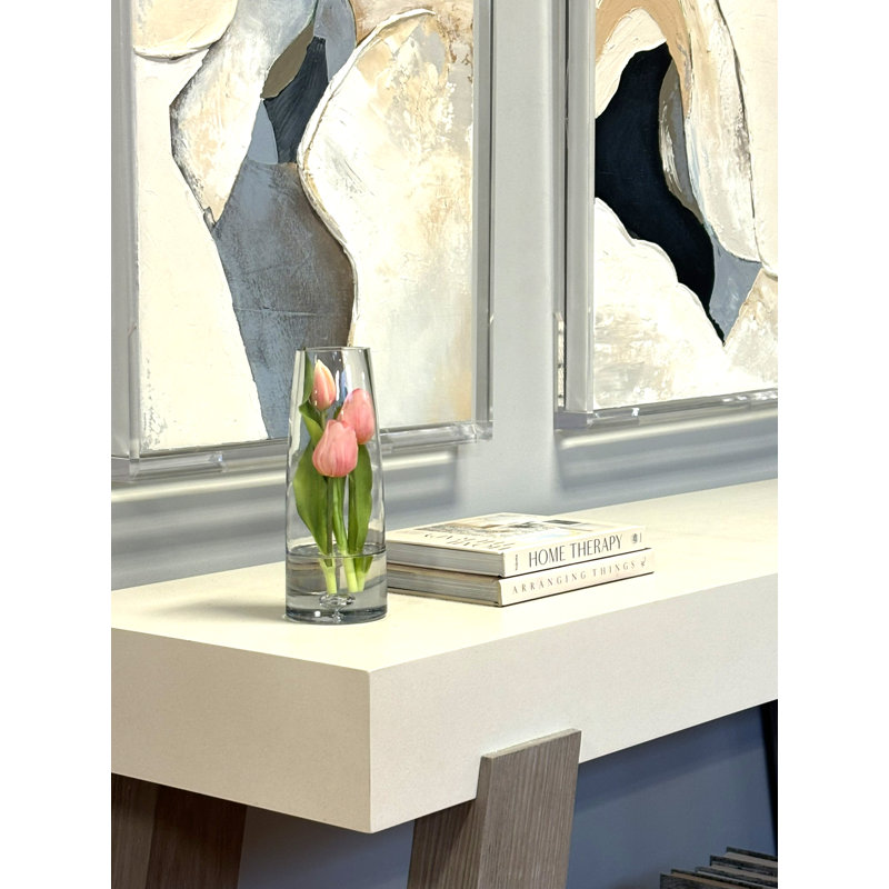 Tulipes disposées dans un vase en verre