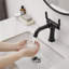Robinet de salle de bain 1 trou avec ensemble de drain Robinet de lavabo de salle de bain à deux poignées Robinet de lavabo de salle de bain moderne en laiton avec valve-105688469