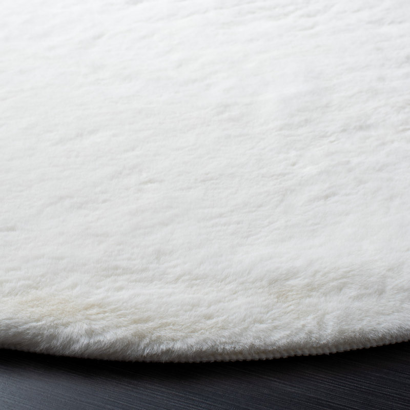 Tapis ivoire Mckenzie, Rond 4 pi