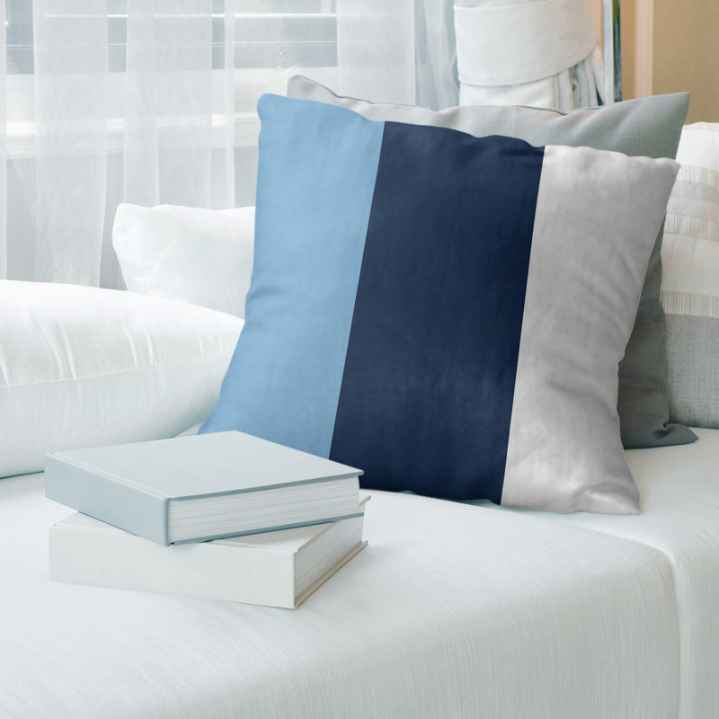 Oreiller suède de caroline du nord, 14 po x 14 po, Bleu bébé / bleu marine / blanc