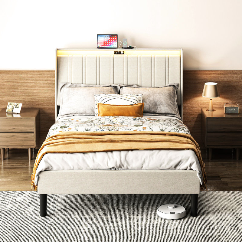 Structure de lit simple avec tête de lit et structure rembourrées confortables - métal et bois, 800 lb maximum, beige, 2 prises de courant alternatif, plateforme de montage silencieuse, base en bois tendre, capacité de 800 lb, velours beige, bruit