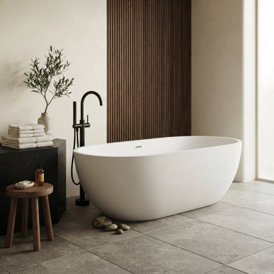Baignoire autoportante KAKUSIGA 68,9 po, en résine de pierre blanche mate.