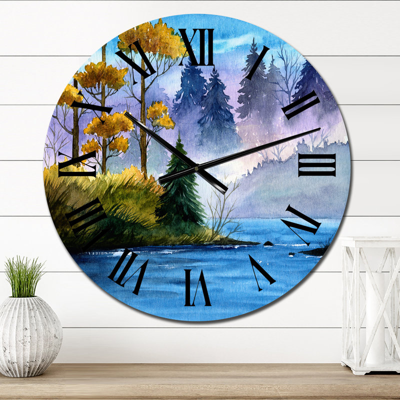Une rivière avec une petite île et une forêt brumeuse - Horloge murale Lake House, Moyen